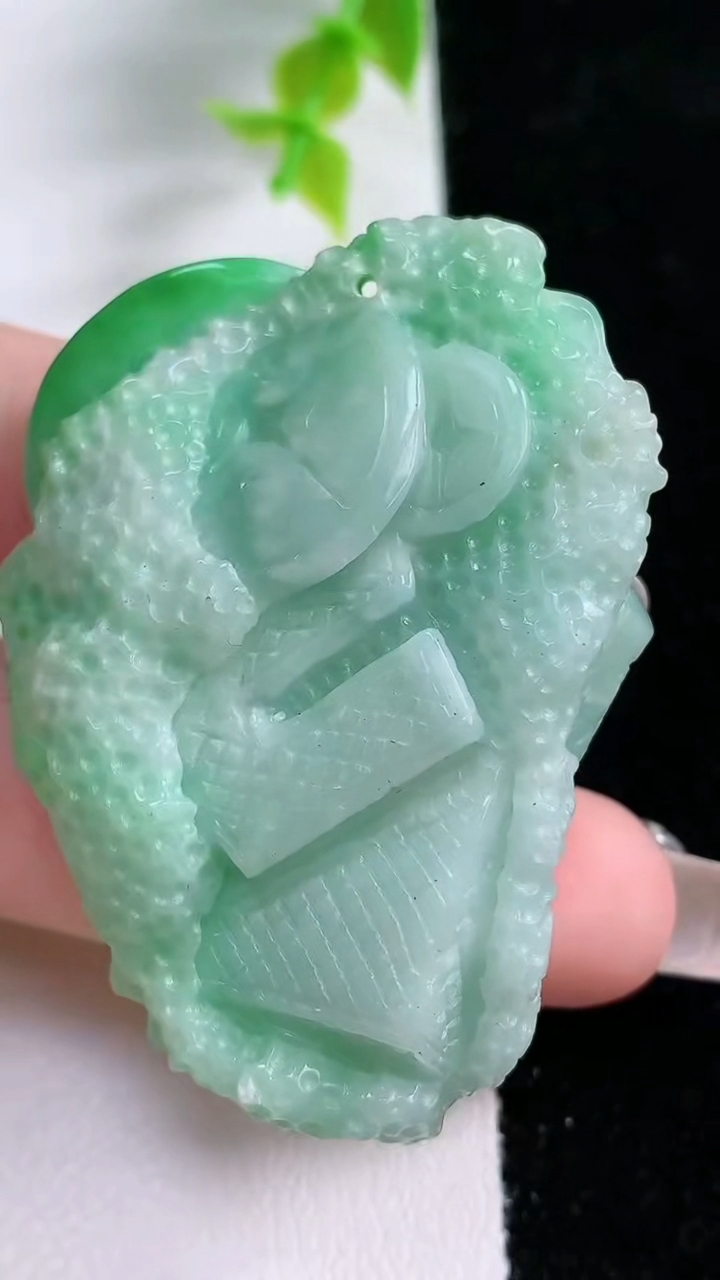 天然A货翡翠白菜吊坠，尺寸52-37-14.5，重:38.08g
3月5日
