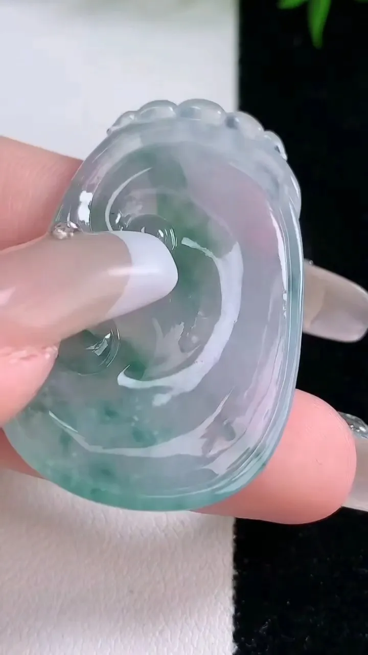 天然A货翡翠冰种飘花如意吊坠，尺寸43.7-27.7-5.2，重量:13.63g
3月5日