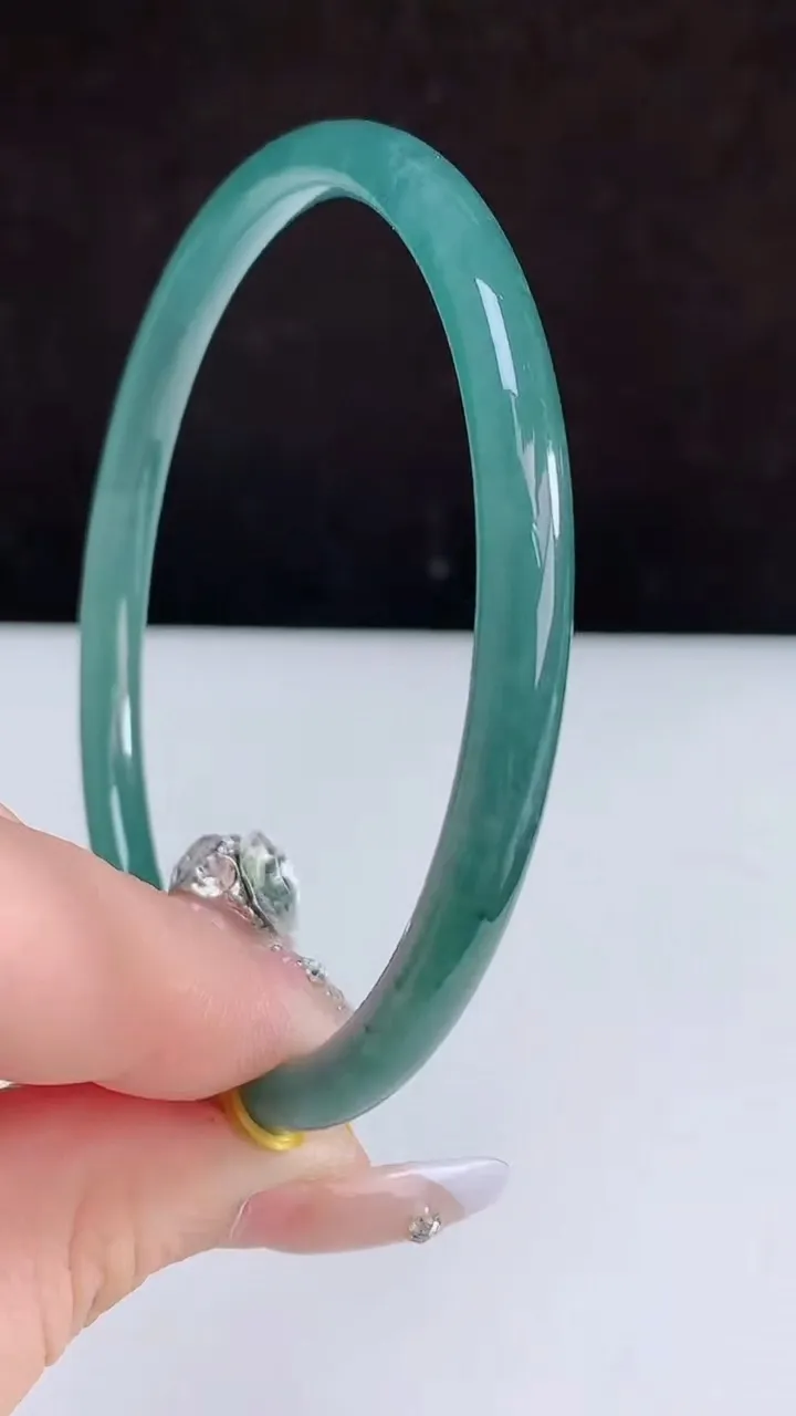 圈口61-62翡翠a货蓝圆条大圈口手镯尺寸61.8-5.6，重量:16.64g3月5日