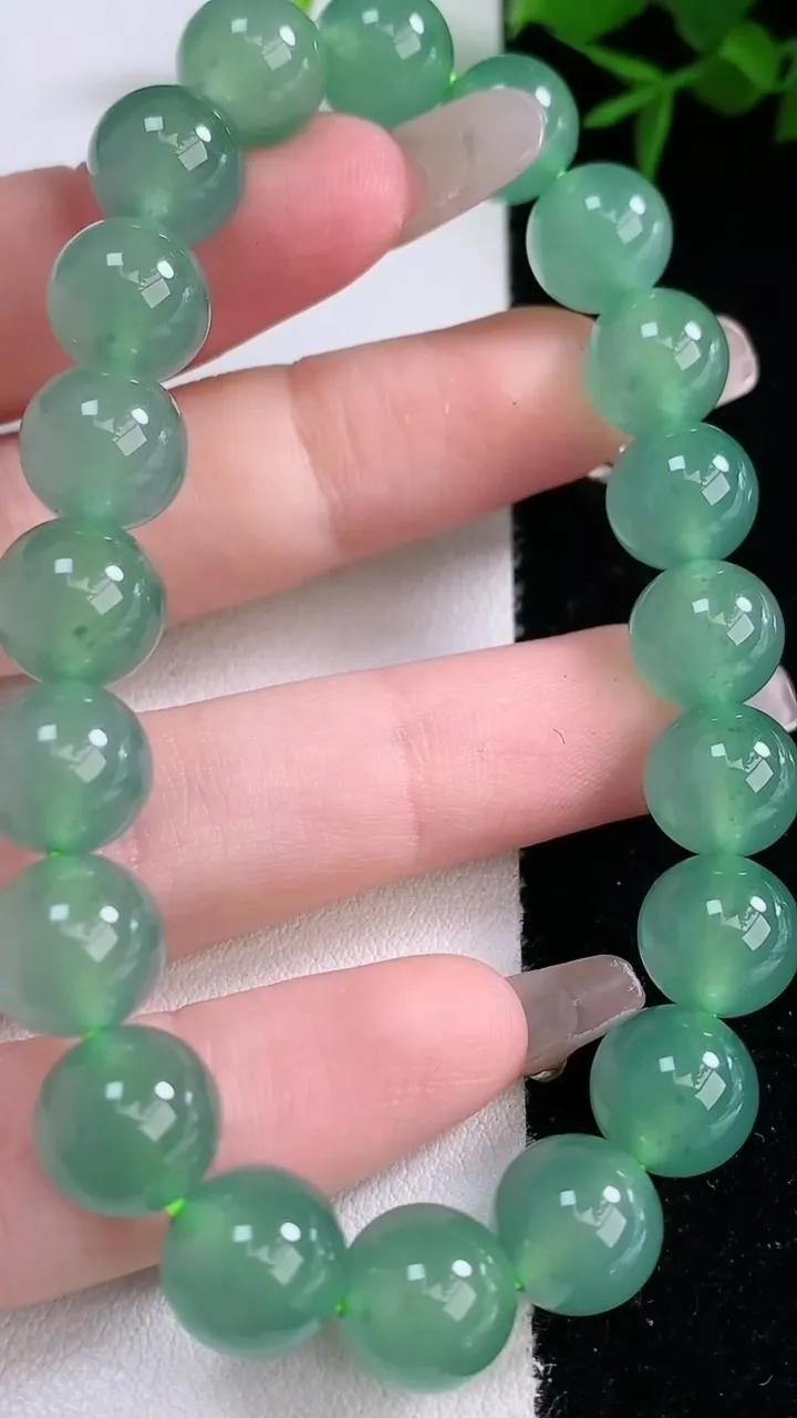 天然A货翡翠圆珠手串，尺寸9.8-20颗，重量:33.80g3月5日
工厂直销收藏佳品,种好水足，色泽均匀，有种有色，上手高大气！