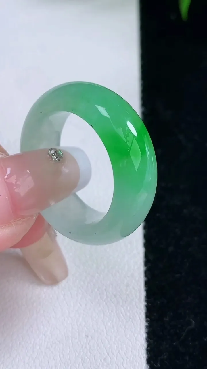 天然A货翡翠指环戒指，尺寸19.5-8.5-4.6，重量:8.39g2026年3月5日
工厂直销收藏佳品,种好水足，色泽均匀，有种有色，上手高大气！