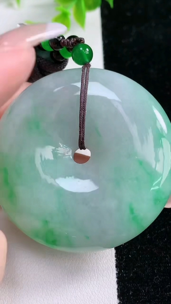 天然A货翡翠平安扣吊坠，尺寸52.9-10.8，重:63.98g
3月5日