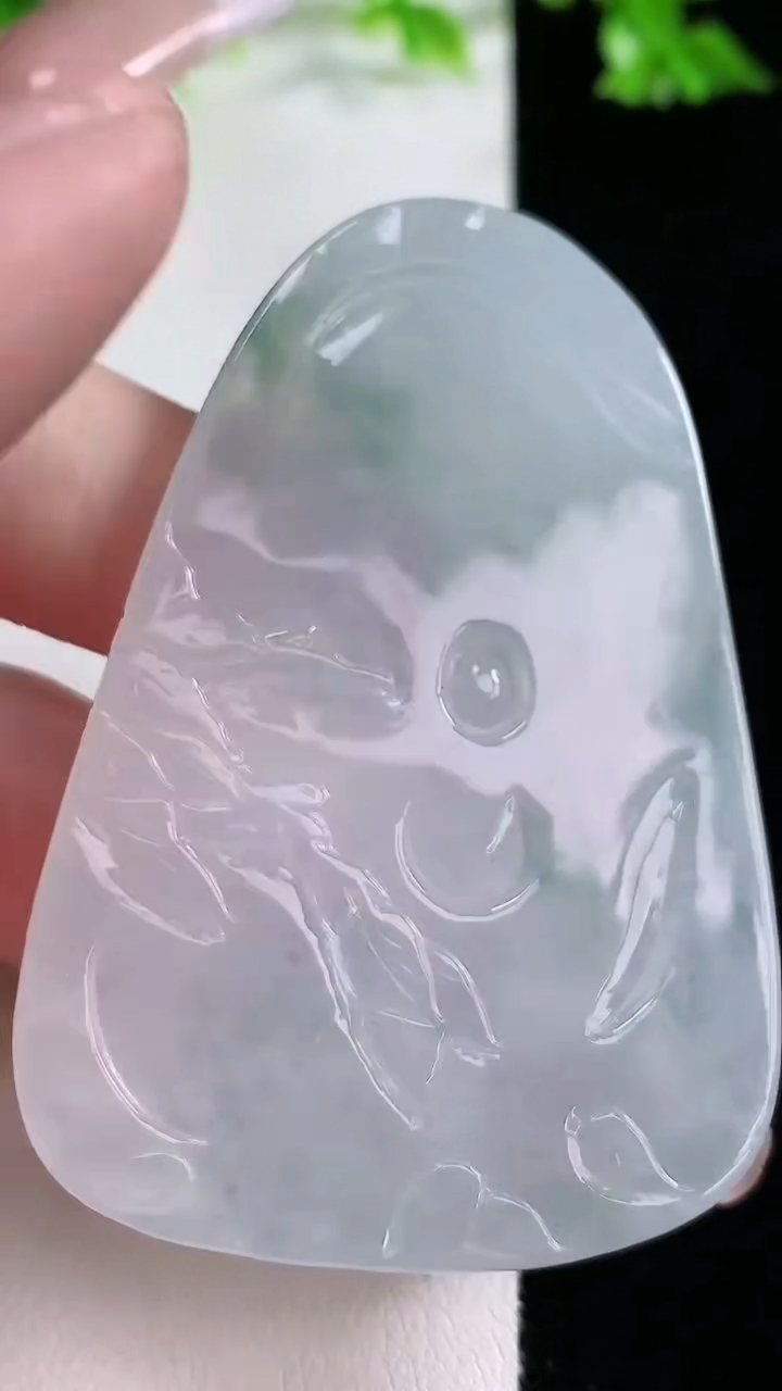 天然A货翡翠冰种飘花普贤菩萨吊坠，尺寸63.4-42.5-6.4，重:35.20g
3月5日