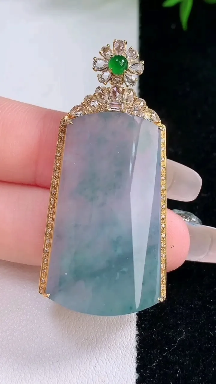 天然A货翡翠种飘花无事牌吊坠，尺寸49.8-23.4-8.8，裸石35.2-21.4重量:12.46