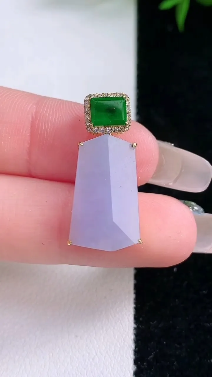 天然A货翡翠18K金紫罗兰无事牌吊坠，尺寸18.7-11.4-5.6，重量:3.13g
3月5日