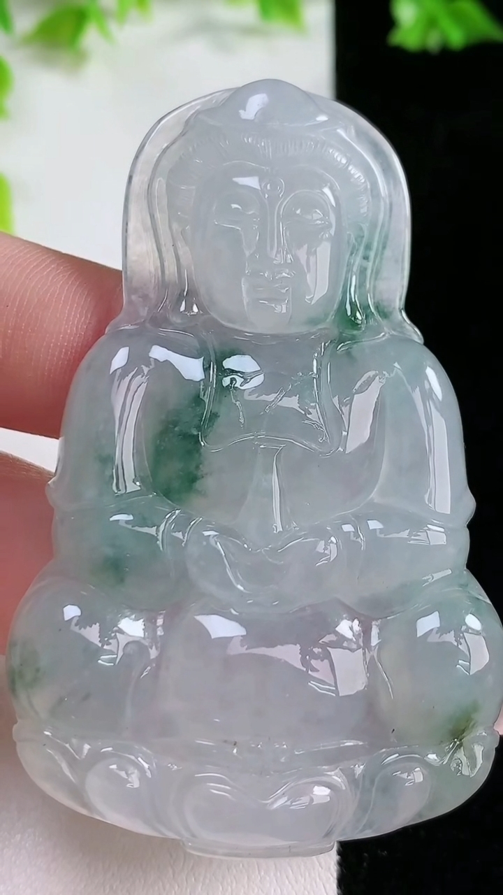 天然A货翡翠种飘花观音菩萨吊坠，尺寸 64-40-5.5，重:23.52g
3月5日
