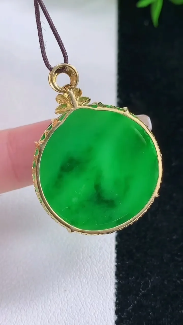 天然A货翡翠无事牌吊坠，尺寸27.2-4.6，重量:7.05g
3月5日