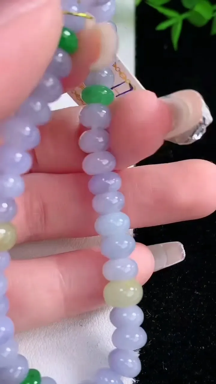 天然A货翡翠三彩算盘珠手串，尺寸6.7-4.2-41颗，重量:17.10g3月5日
工厂直销收藏佳品