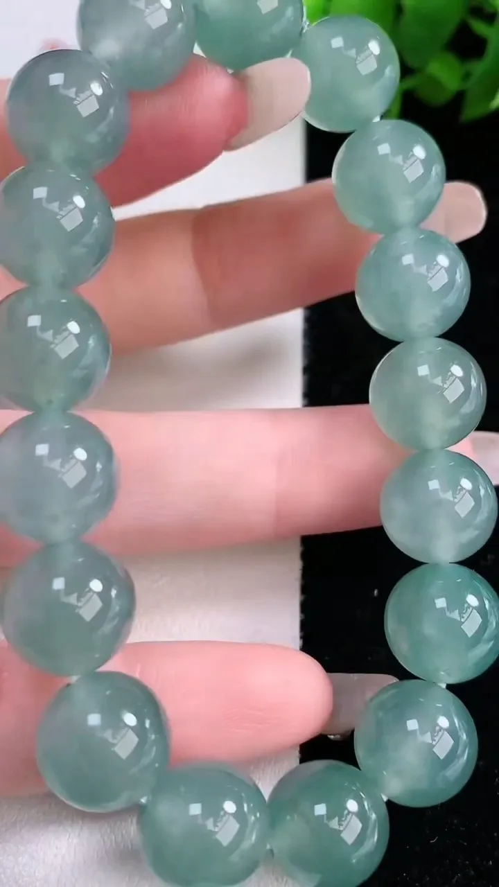 天然A货翡翠圆珠手串，尺寸12-17颗，重量:49.24g3月5日
工厂直销收藏佳品,种好水足，色泽均匀，有种有色，上手高大气！