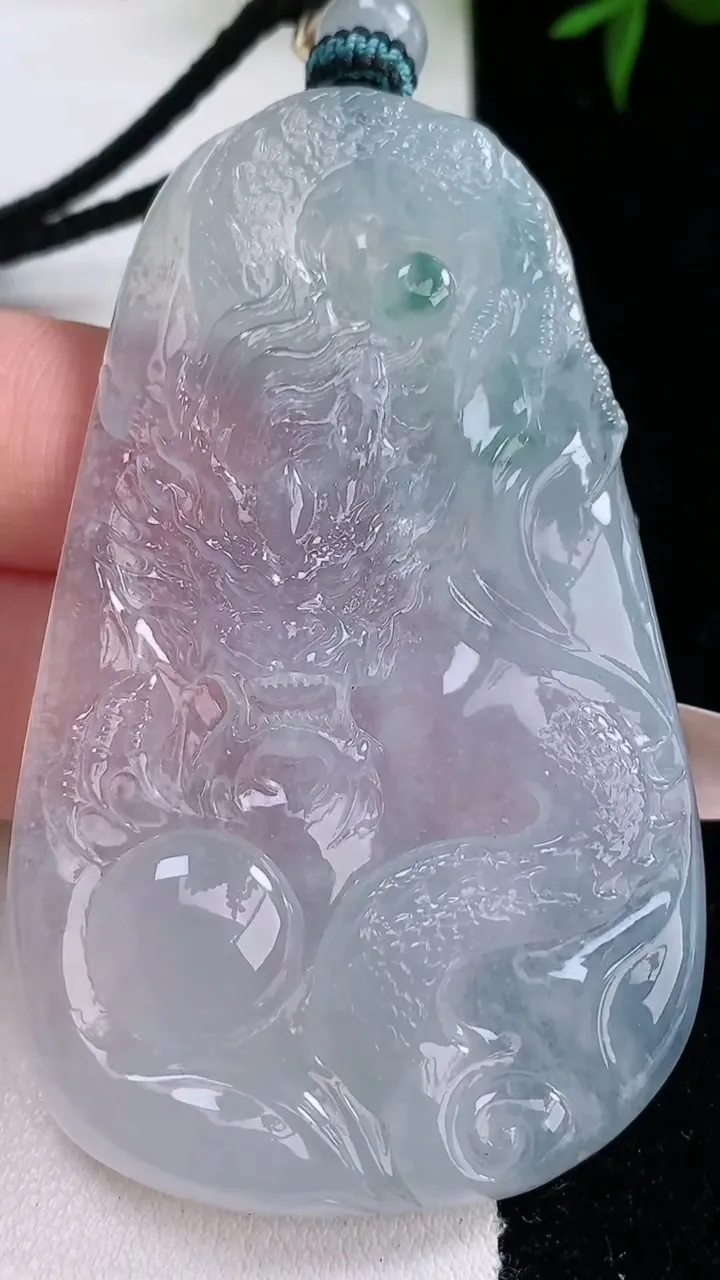 天然A货翡翠种飘花龙牌吊坠，尺寸64.8-39.3-5.6，重量:42.55g
3月5日