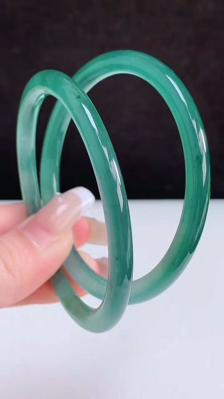 圈口55-56翡翠a货蓝水叮当镯一对尺寸55.6-4.5，重量:32.67g3月5日