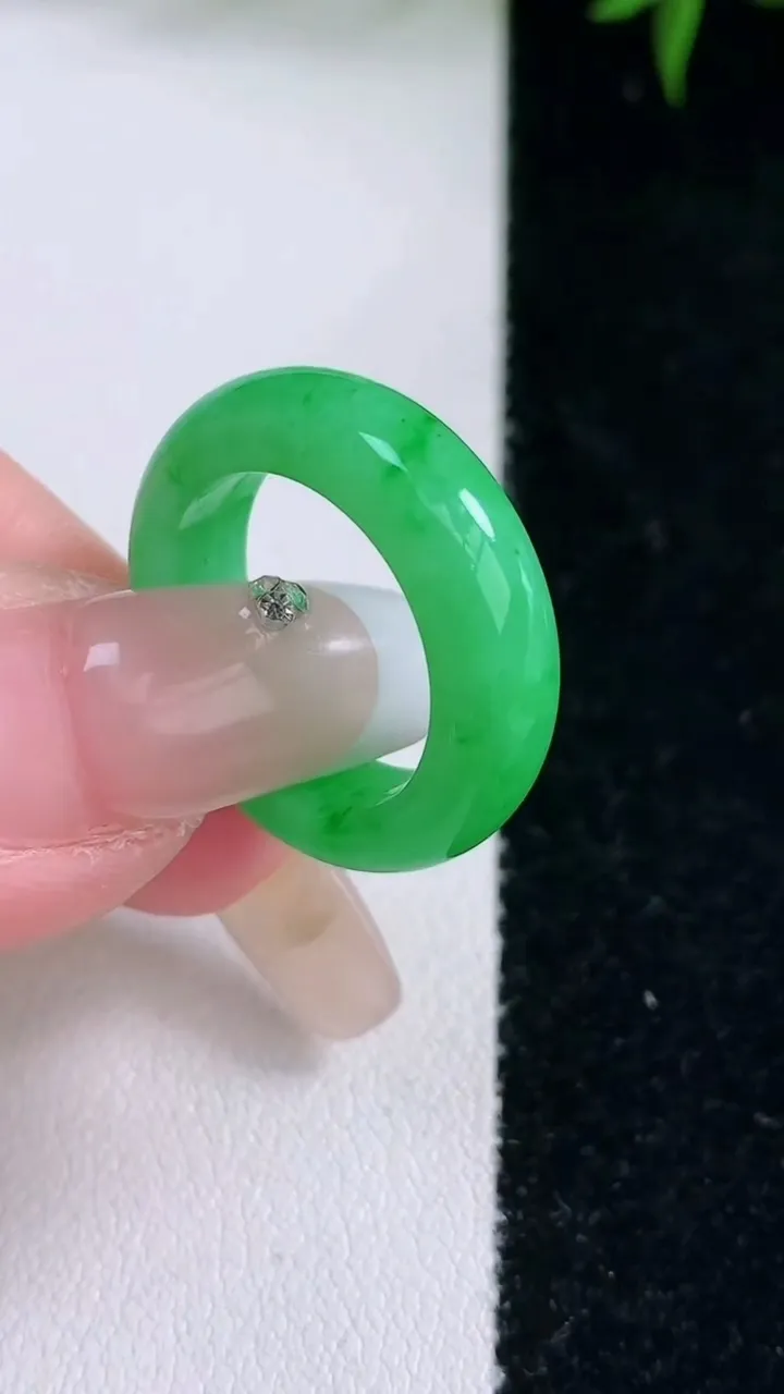 天然A货翡翠指环戒指，尺寸16.7-5.5-3.3，重量:4.61g2026年3月5日
工厂直销收藏佳品,种好水足，色泽均匀，有种有色，上手高大气！
