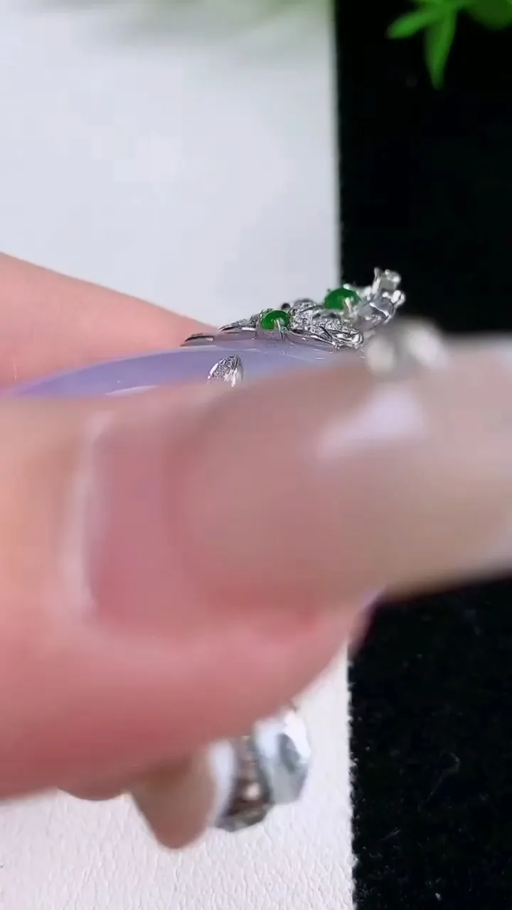 天然A货翡翠18K金紫罗兰平安环吊坠，尺寸39.4-8.8，重量:25.28g
3月5日