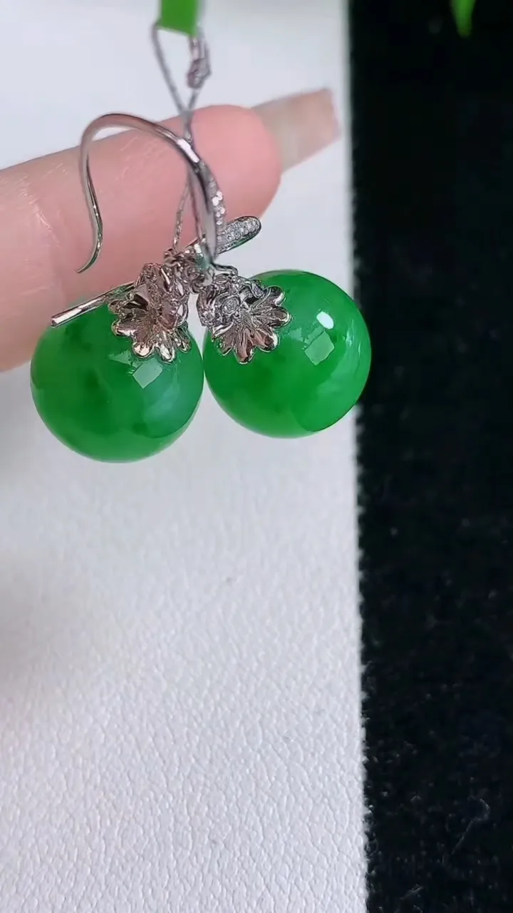 天然A货翡翠圆珠耳坠，尺寸12，重量:8.42g3月5日
工厂直销收藏佳品,种好水足，色泽均匀，有种有色，上手高大气！