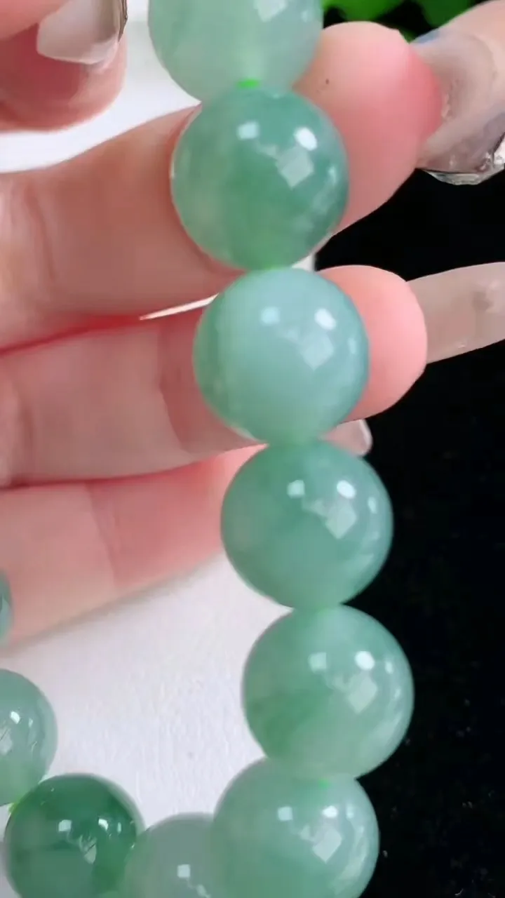 天然A货翡翠圆珠手串，尺寸12-17颗，重量:50.84g3月5日
工厂直销收藏佳品,种好水足，色泽均匀，有种有色，上手高大气！