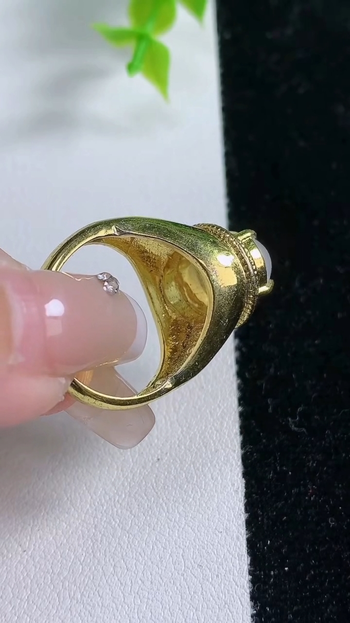 天然A货翡翠蛋面戒指，尺寸11.8-8.1-5.3，重:9.10g2026年3月5日
工厂直销收藏佳品,种好水足，色泽均匀，有种有色，上手高大气！