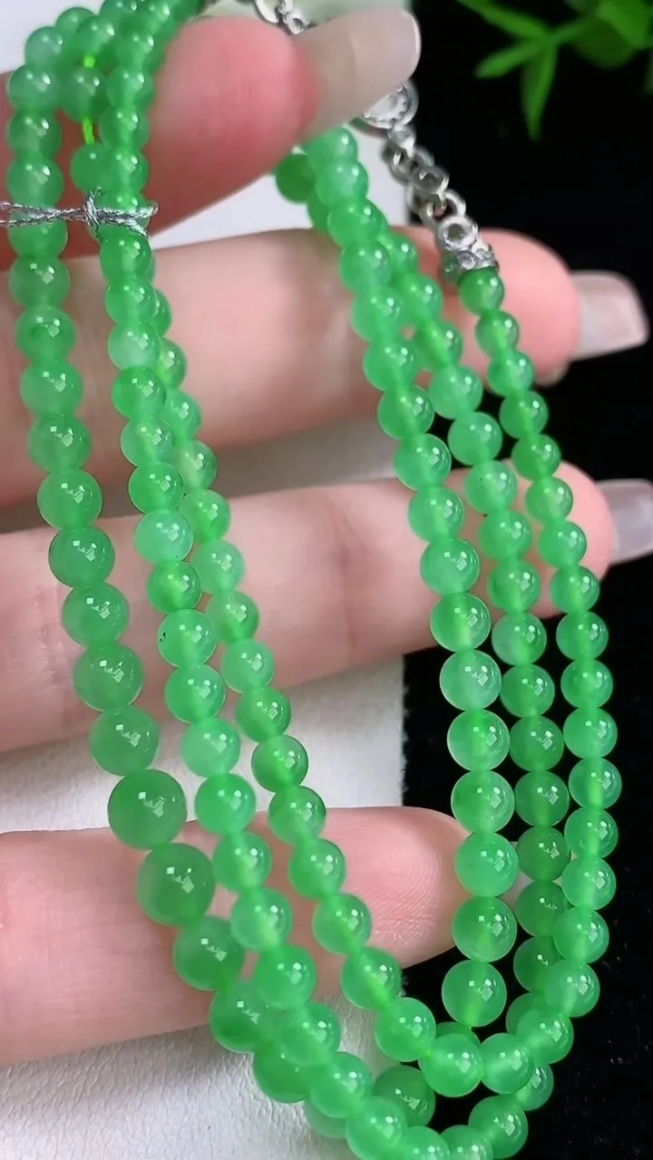 天然A货翡翠小米珠项链，尺寸3.8-138颗，重量:16.63g3月5日
工厂直销收藏佳品,种好水足，色泽均匀，有种有色，上手高大气！