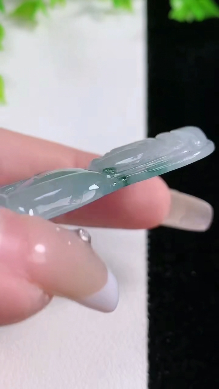 天然A货翡翠种飘花观音菩萨吊坠，尺寸 64-40-5.5，重:23.52g
3月5日