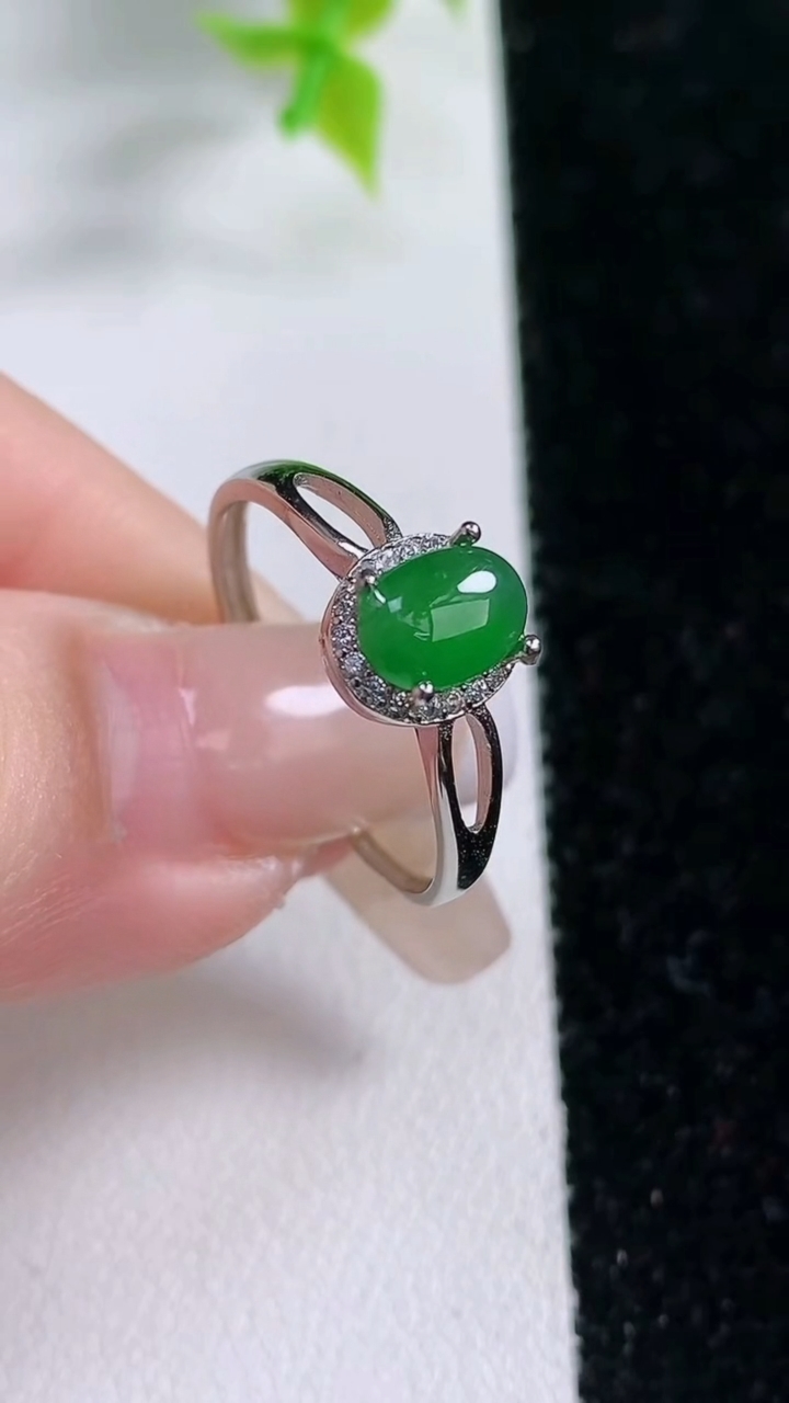 天然A货翡翠蛋面戒指，尺寸7.2-5，重:1.62g2026年3月5日
工厂直销收藏佳品,种好水足，色泽均匀，有种有色，上手高大气！