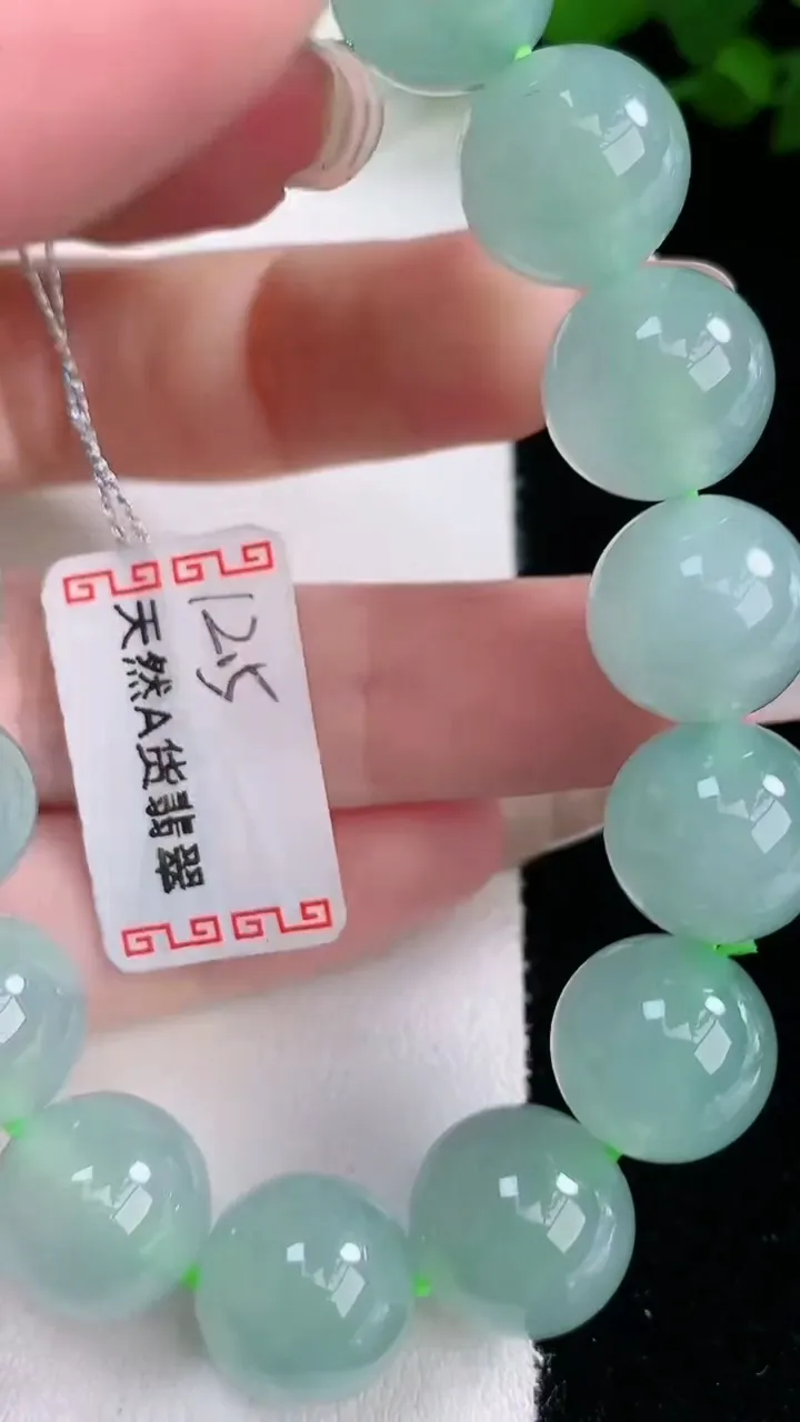 天然A货翡翠圆珠手串，尺寸12.3-16颗，重量:54.82g3月5日
工厂直销收藏佳品,种好水足，色泽均匀，有种有色，上手高大气！