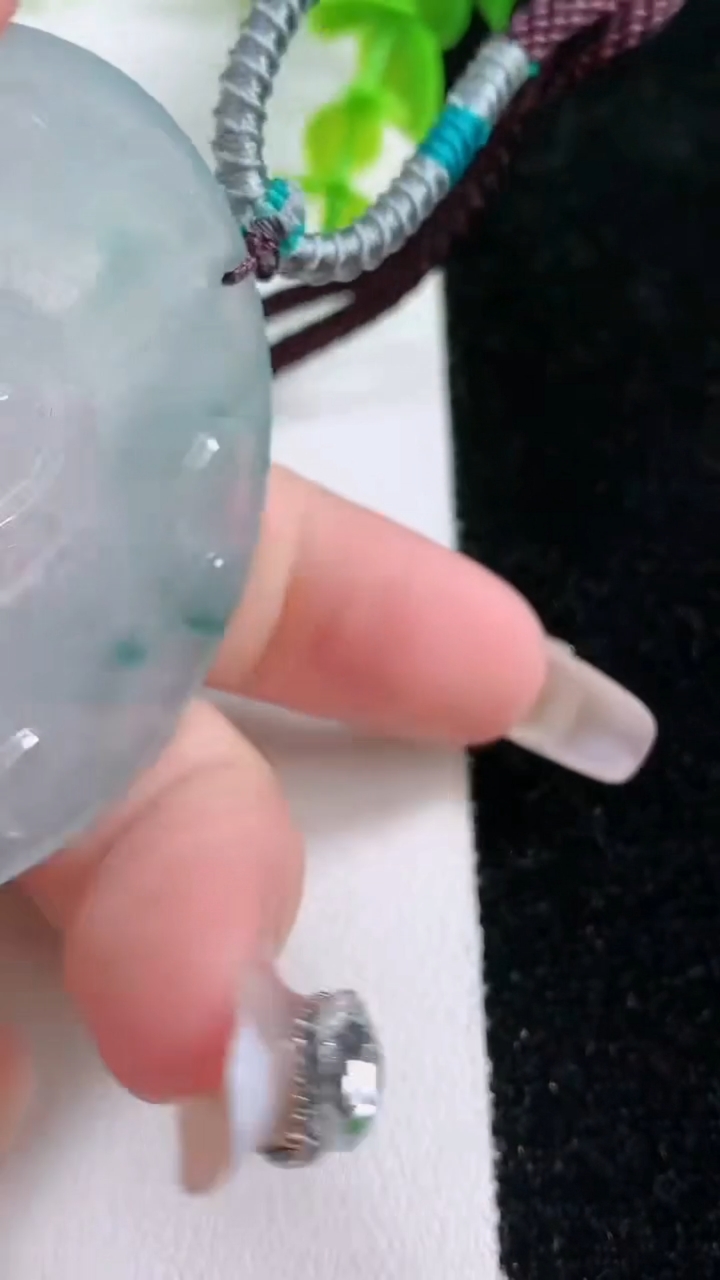 天然A货翡翠冰种飘花大势至观音菩萨吊坠，尺寸49-4.6，重:22.94g
3月5日