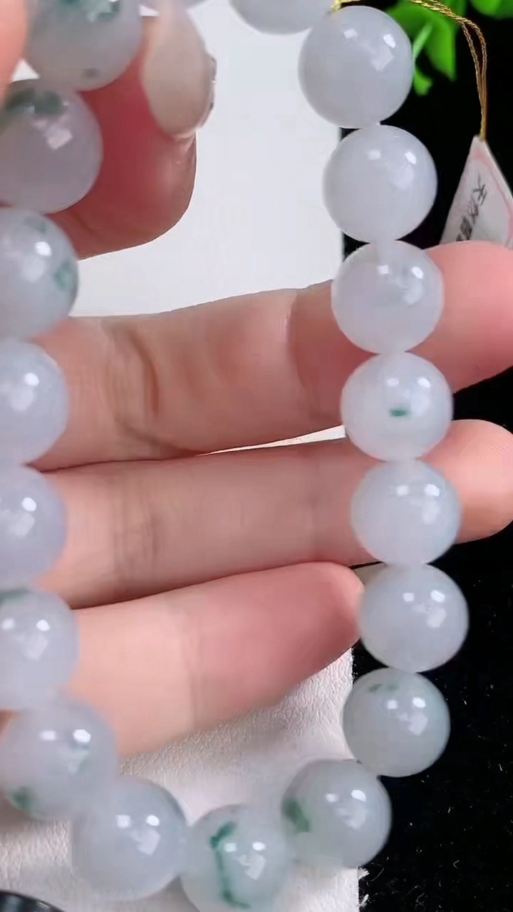 天然A货翡翠飘花圆珠手串，尺寸9.8-19颗，重量:32.85g3月5日
工厂直销收藏佳品,种好水足，色泽均匀，有种有色，上手高大气！