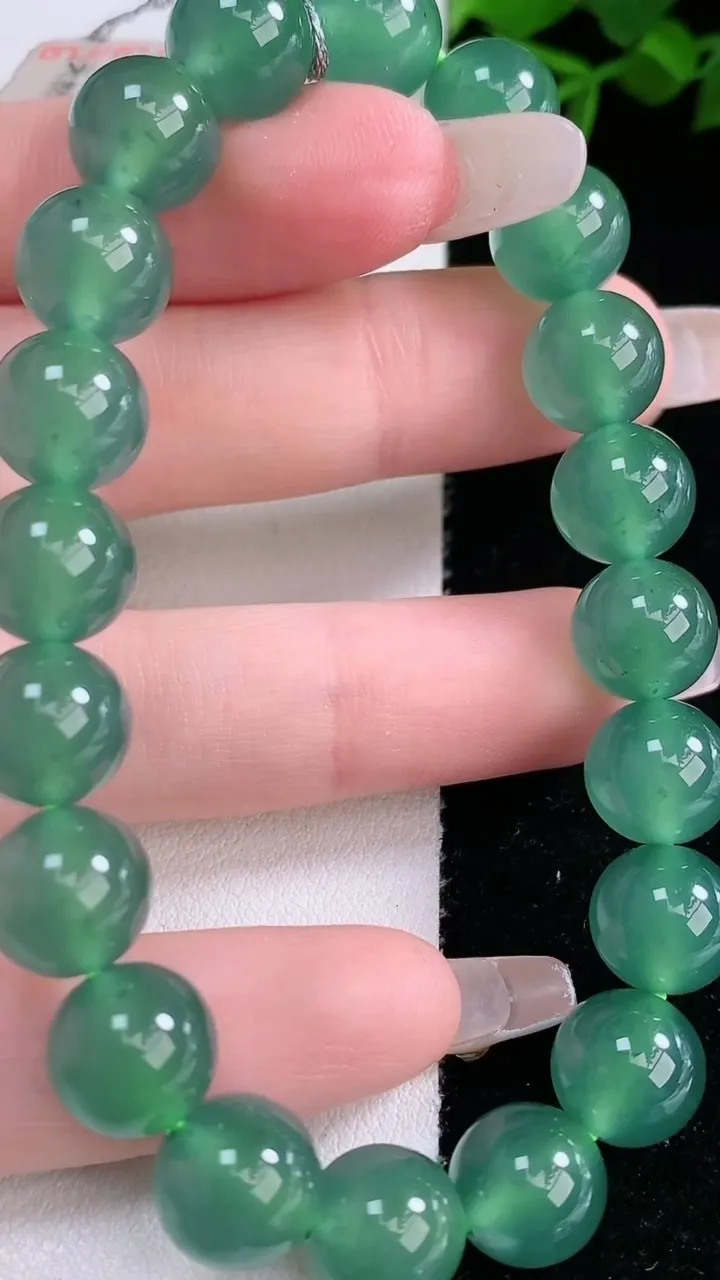 天然A货翡翠圆珠手串，尺寸9.8-20颗，重量:32.93g3月5日
工厂直销收藏佳品,种好水足，色泽均匀，有种有色，上手高大气！
