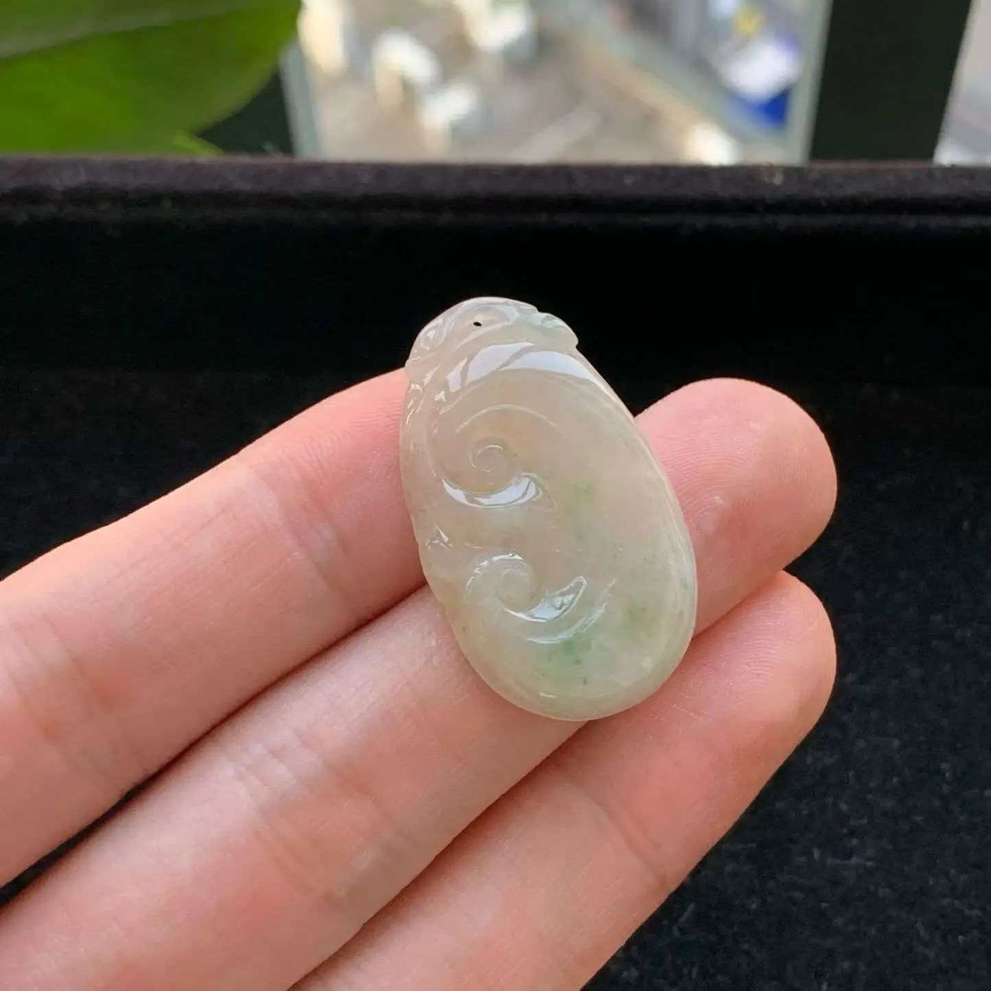 A货天然翡翠冰糯种飘绿如意吊坠重量4.60
3月5日