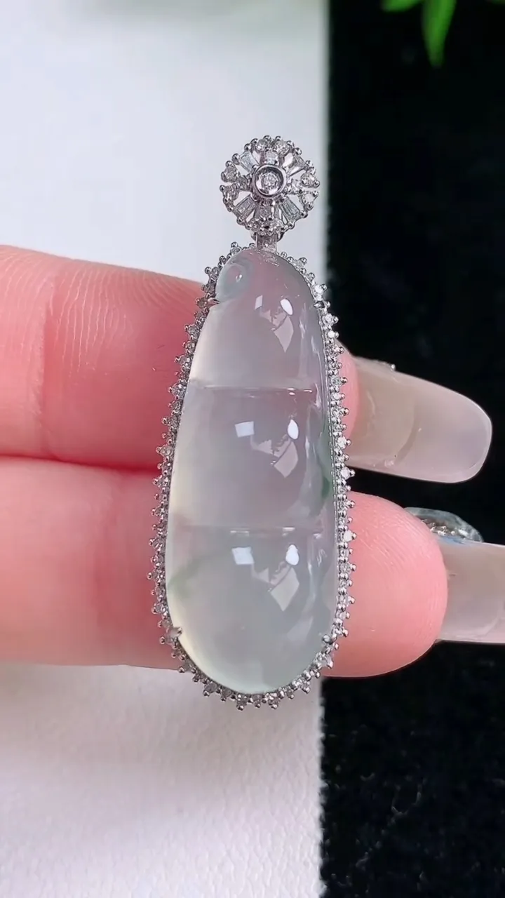 天然A货翡翠种飘花福豆吊坠，尺寸38.8-13.4-9.5，裸石29.2-11.2重量:5.90g
