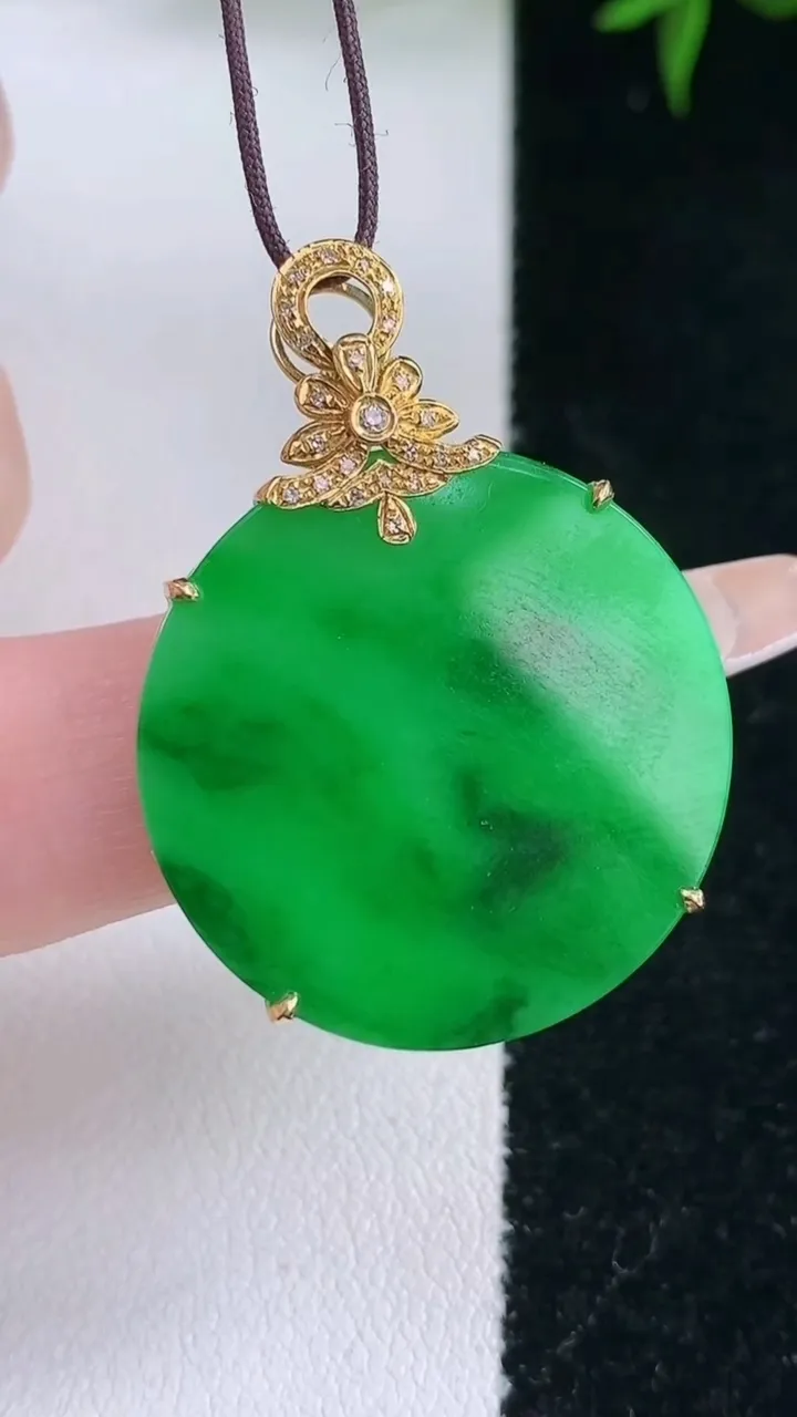 天然A货翡翠无事牌吊坠，尺寸27.2-4.6，重量:7.05g
3月5日