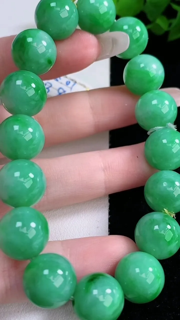 天然A货翡翠圆珠手串，尺寸12.5-16颗，重量:55.04g3月5日
工厂直销收藏佳品,种好水足，