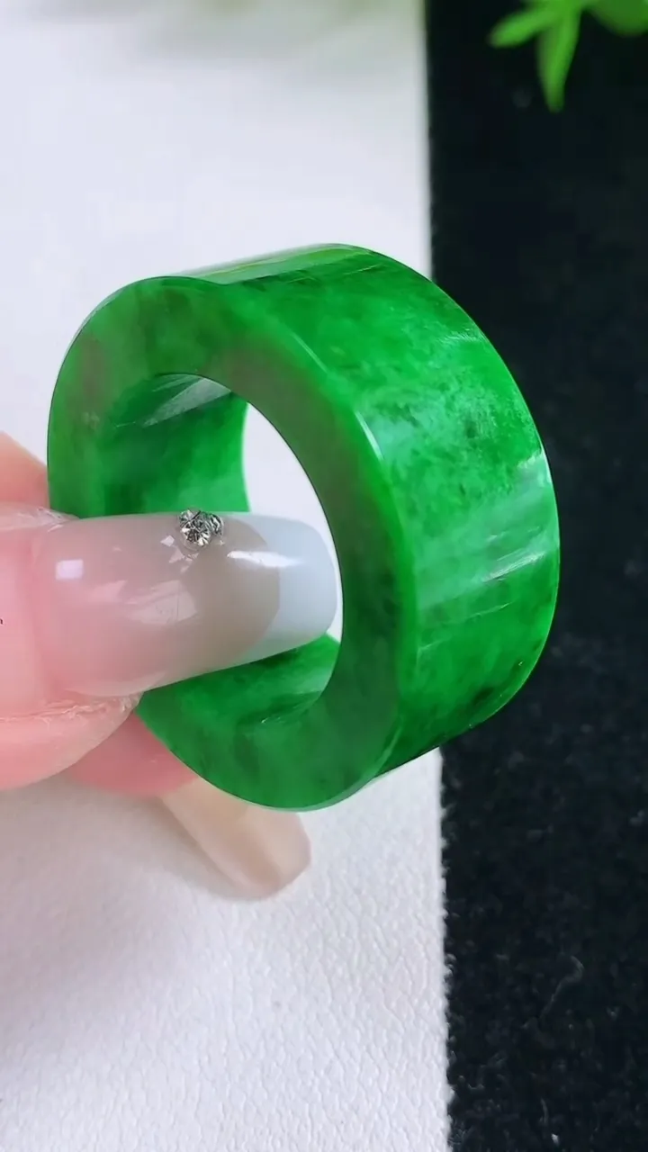 天然A货翡翠指环扳指，尺寸20.8-12.2-4.5，重量:18.15g2026年3月5日
工厂直销收藏佳品,种好水足，色泽均匀，有种有色，上手高大气！