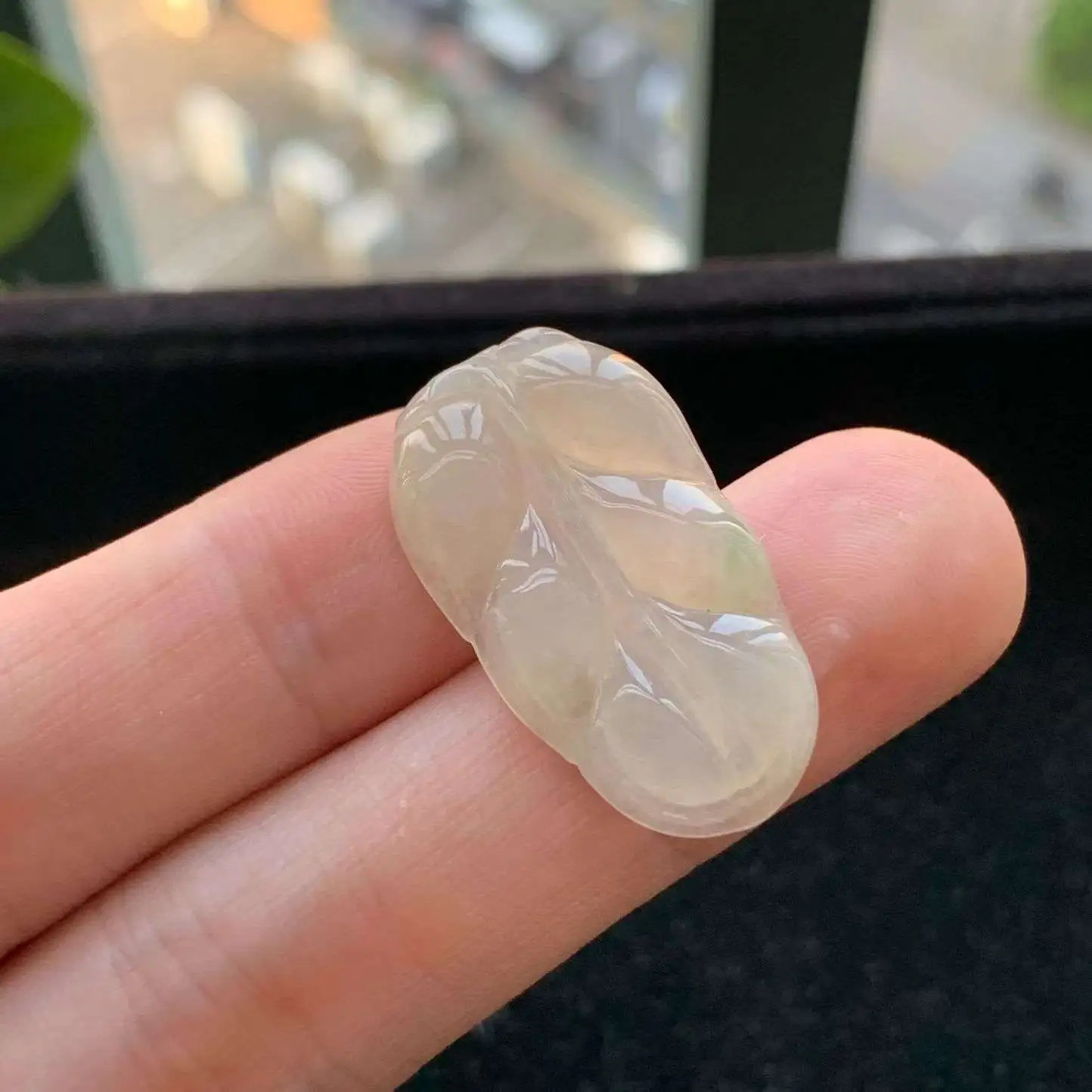 A货天然翡翠冰糯种飘绿叶子吊坠重量3.31
3月5日