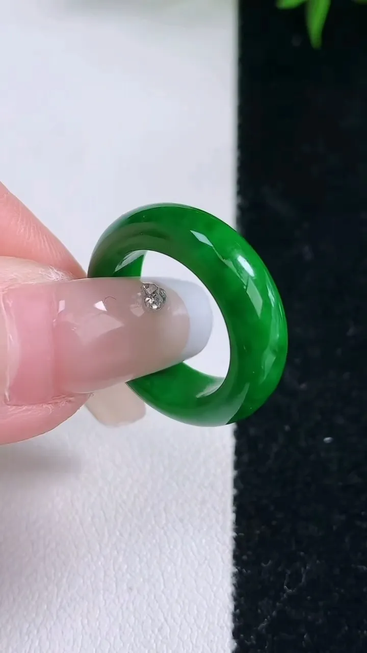 天然A货翡翠指环戒指，尺寸15.8-5.7-3.4，重量:4.14g2026年3月5日
工厂直销收藏