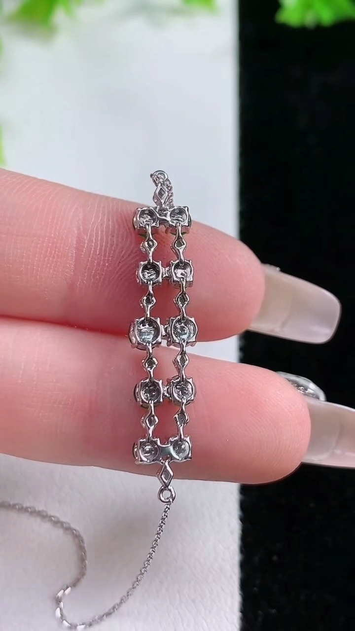 天然A货翡翠蛋面项链，尺寸 27.5-7.5-3.3，重:2.24g3月5日
工厂直销收藏佳品,种好水足，色泽均匀，有种有色，上手高大气！