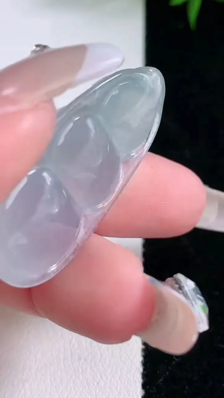 天然A货翡翠种白冰福豆吊坠，尺寸38-19.7-9.6，重量:11.15g
3月5日