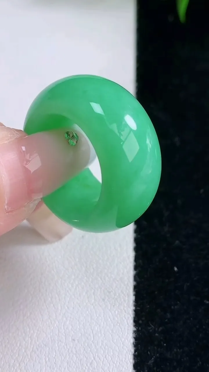 天然A货翡翠指环扳指，尺寸16.7-12-5.3，重量:12.77g2026年3月5日
工厂直销收藏佳品,种好水足，色泽均匀，有种有色，上手高大气！