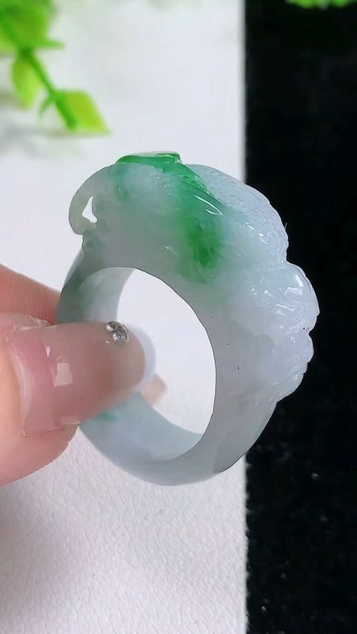 天然A货翡翠祥龙指环扳指，尺寸21-10.2-4.3/29-11-10.3，重:13.91g2026年3月5日
工厂直销收藏佳品,种好水足，色泽均匀，有种有色，上手高大气！