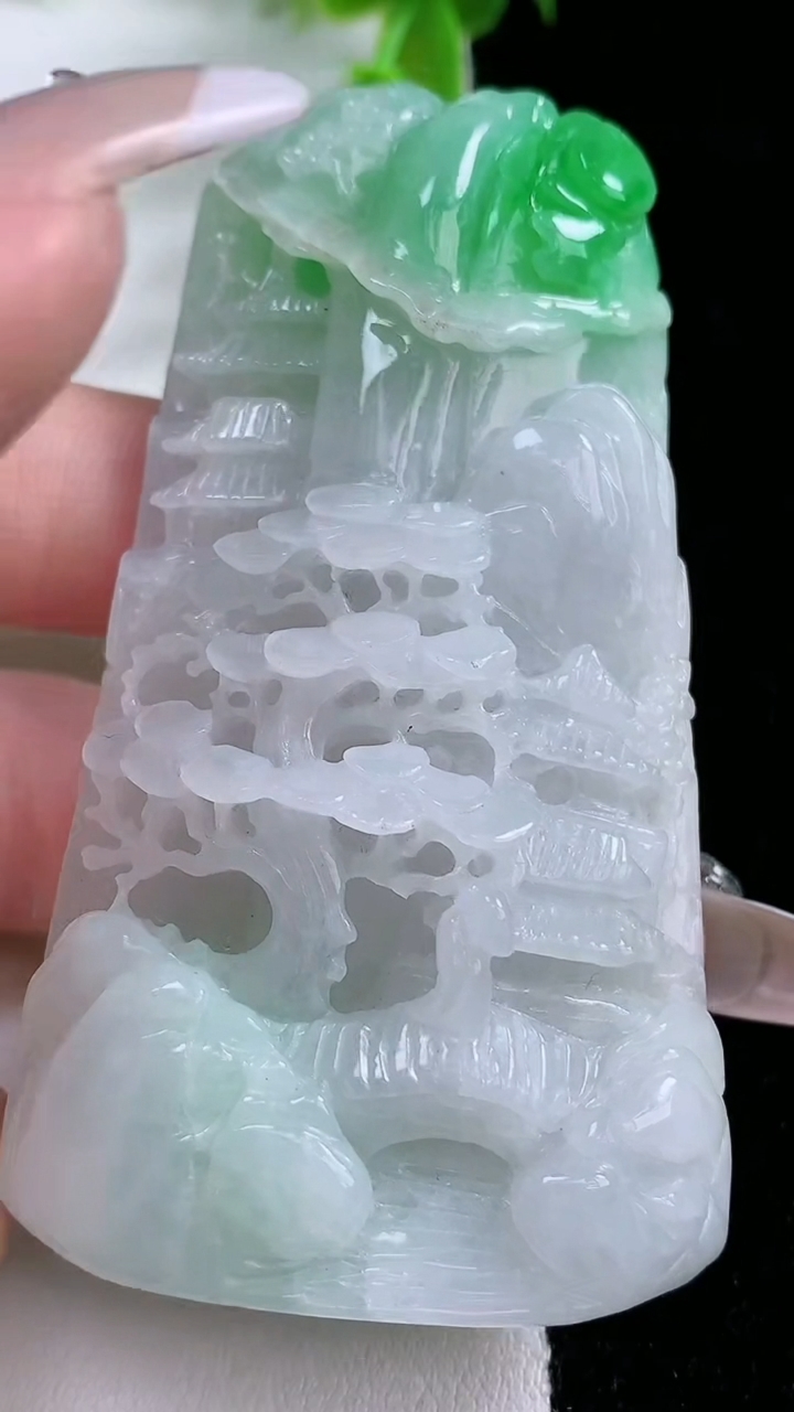 天然A货翡翠山水牌吊坠，尺寸78-39.6-11.7，重:74.34g
3月5日