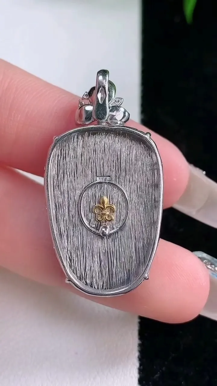 天然A货翡翠金枝玉叶 叶子吊坠，尺寸25.5-18.6-6.2，重量:6.85g
3月5日