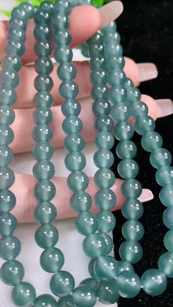 天然A货翡翠种蓝水圆珠项链108颗，尺寸7，重:63.08g3月5日
工厂直销收藏佳品,种好水足，色泽均匀，有种有色，上手高大气！