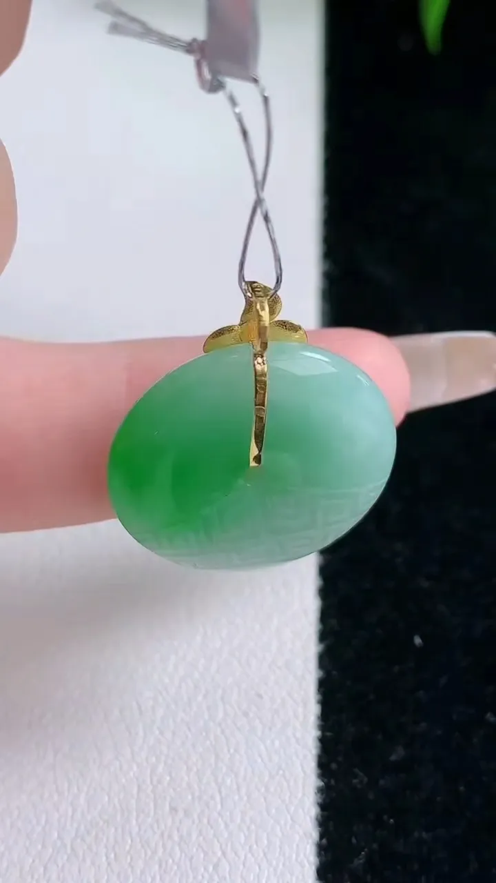 天然A货翡翠平安扣吊坠，尺寸20-3.5，重量:3.79g
3月5日