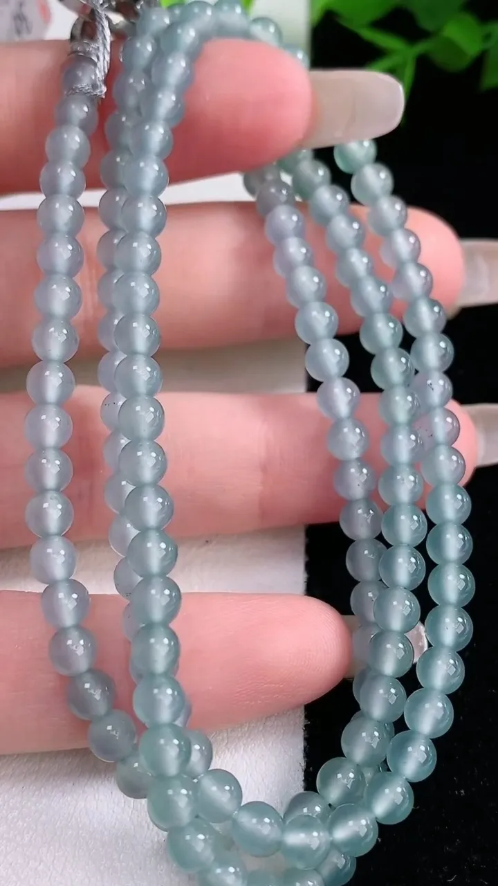 天然A货翡翠圆珠项链，尺寸4.4-133颗，重量:21.23g3月5日
工厂直销收藏佳品,种好水足，色泽均匀，有种有色，上手高大气！