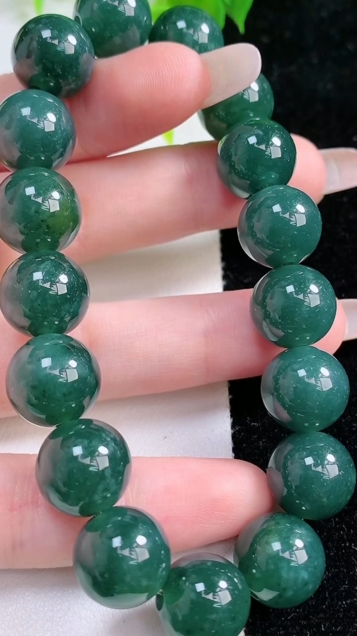 天然A货翡翠圆珠手串，尺寸12.5，重:57.27g3月5日
工厂直销收藏佳品,种好水足，色泽均匀，有种有色，上手高大气！