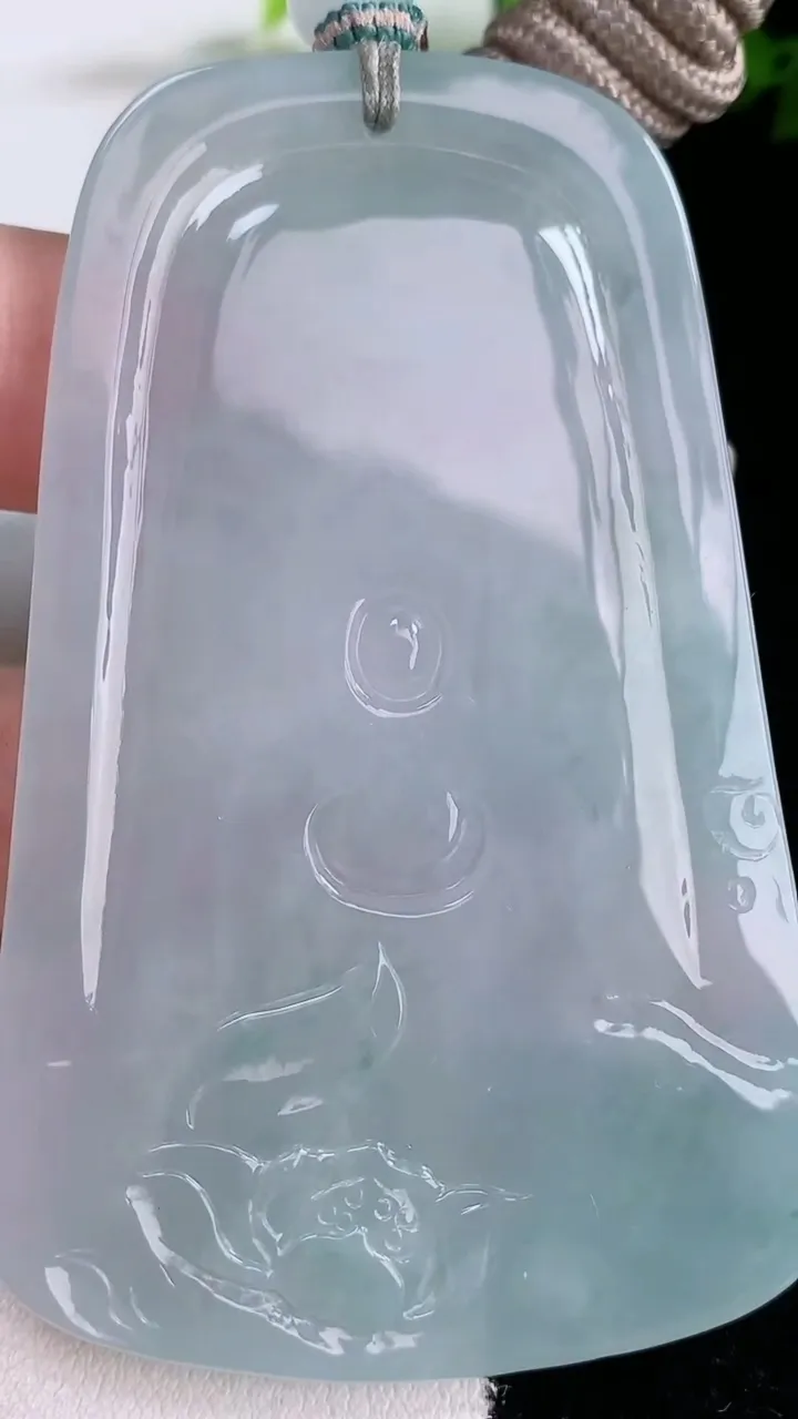 天然A货翡翠飘花大日如来吊坠，尺寸74-46-5，重量:49.17g
3月5日