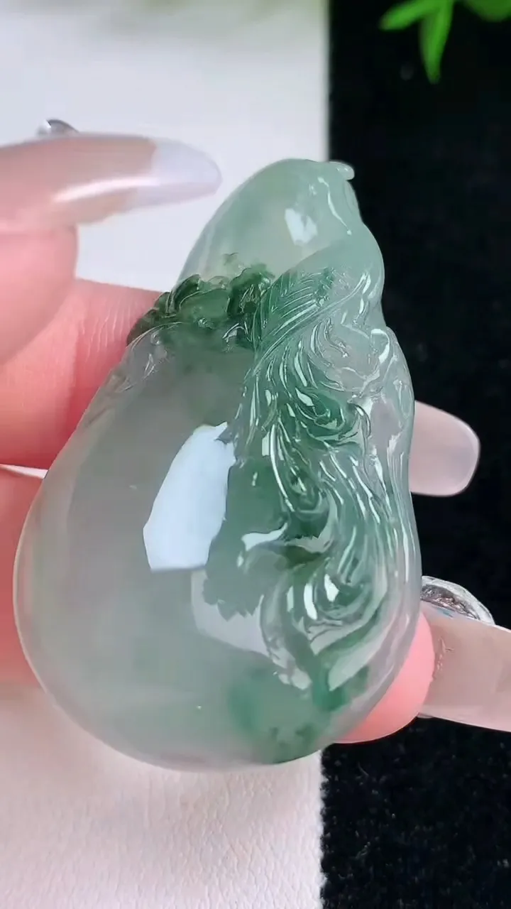 天然A货翡翠冰种飘花凤凰吊坠，尺寸47.4-28.4-8，重量:19.71g
3月5日