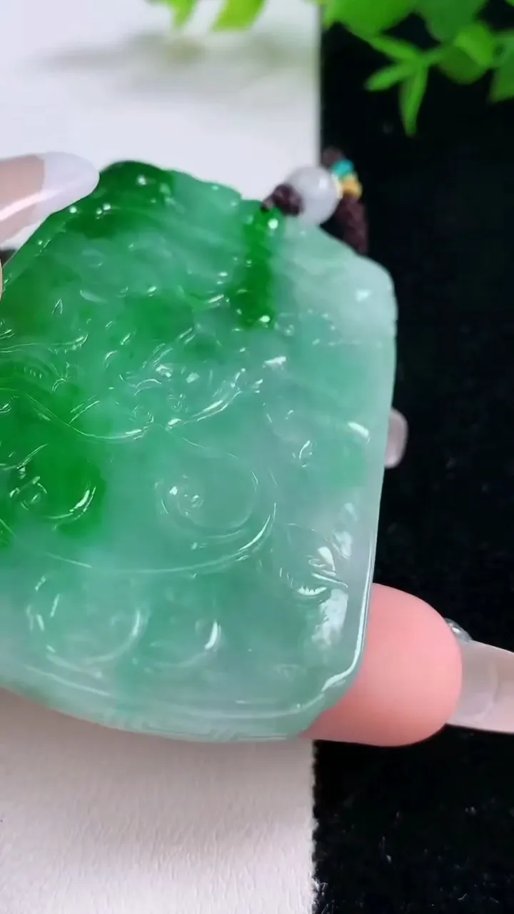 天然A货翡翠鸟语花香吊坠，尺寸56.2-42-6，重量:35.74g
3月5日