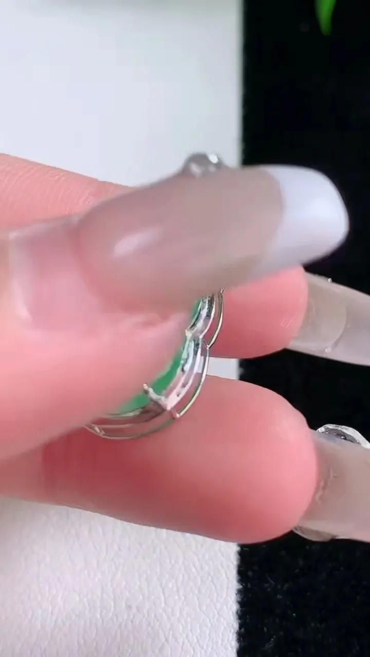 天然A货翡翠葫芦吊坠，尺寸26.3-13.3-7.5，裸石17-12重量:2.80g
3月5日