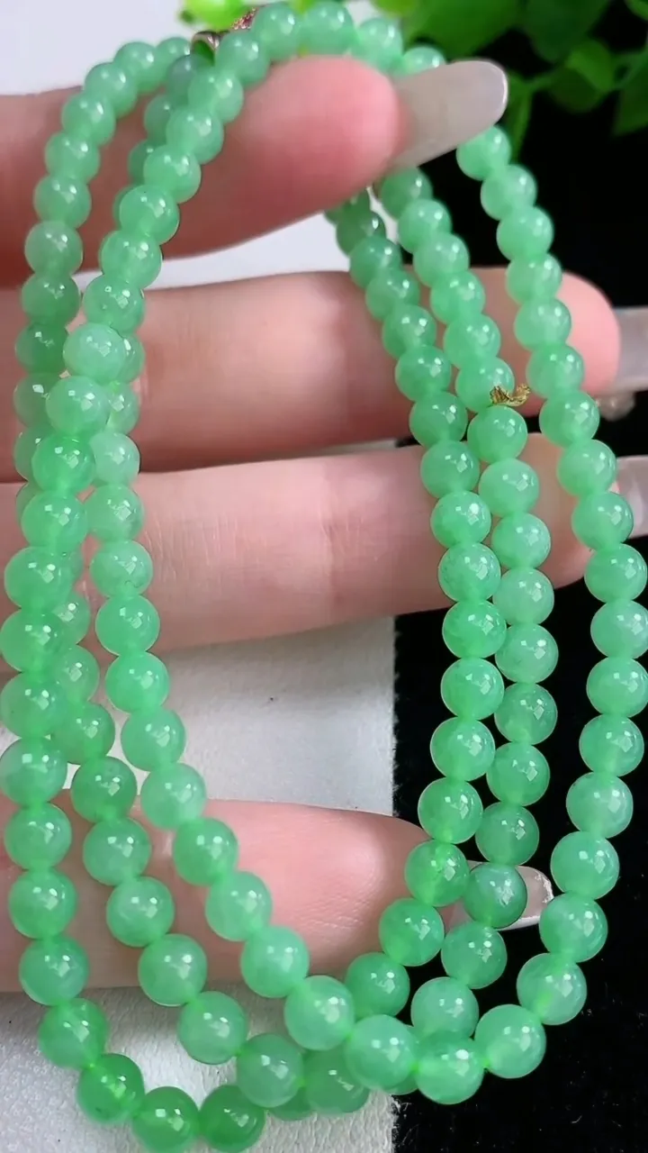 天然A货翡翠圆珠项链，尺寸4.5-108颗，重量:23.91g3月5日
工厂直销收藏佳品,种好水足，色泽均匀，有种有色，上手高大气！