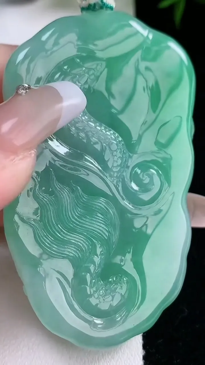 天然A货翡翠龙牌吊坠，尺寸63.6-40-14.7，重量:66.72g
3月5日